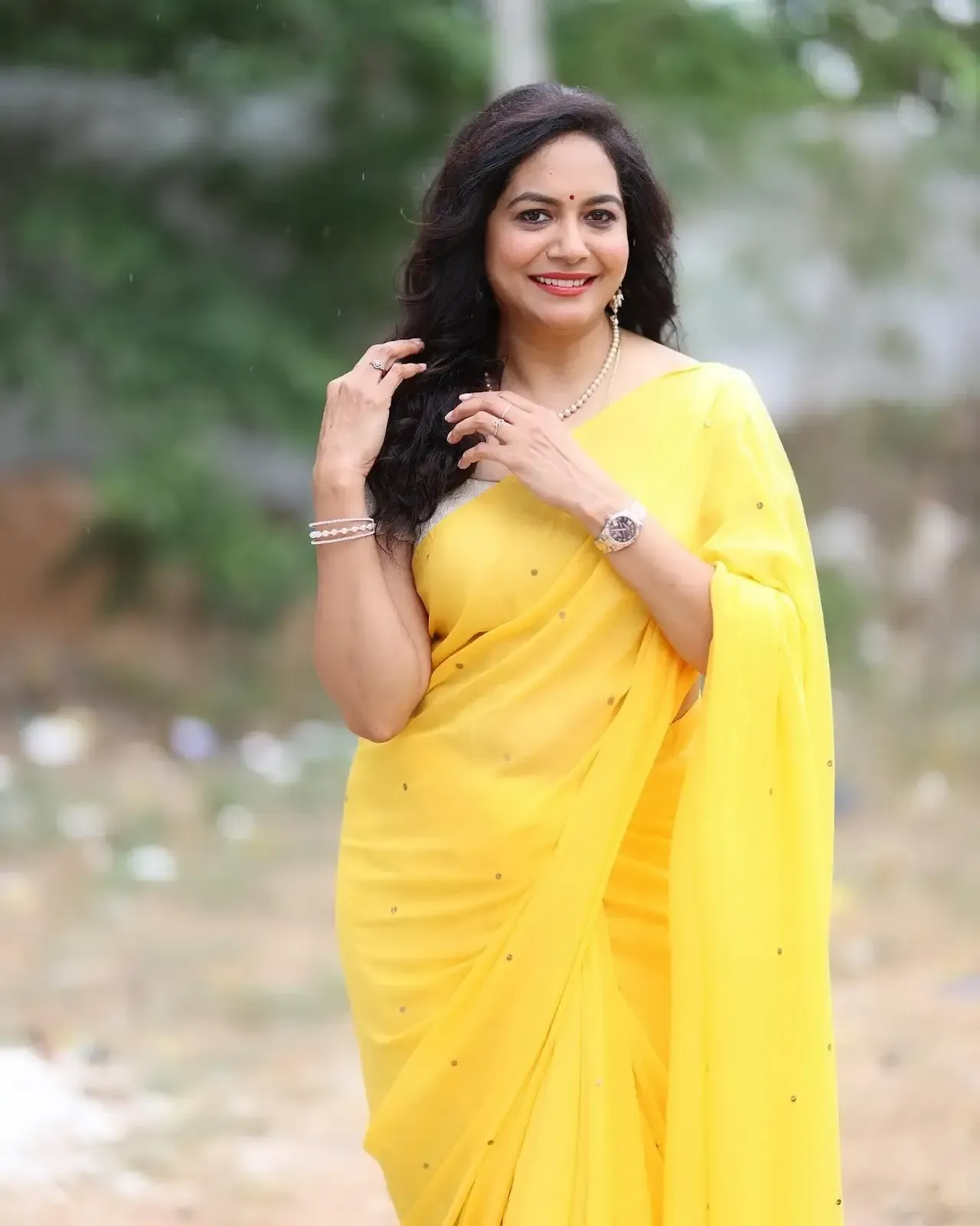 BEAUTIFUL INDIAN SINGER SUNITHA SMILE IMAGES IN YELLOW SAREE 1
